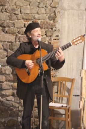 Francis Mioni, detto «il rital» o «El Tano». Chitarrista e cantante.